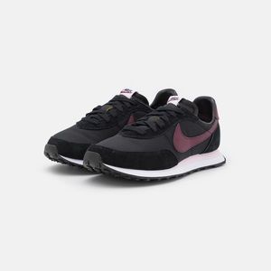 Nike big kids waffle sneaker +1.5 fits womens size new with box